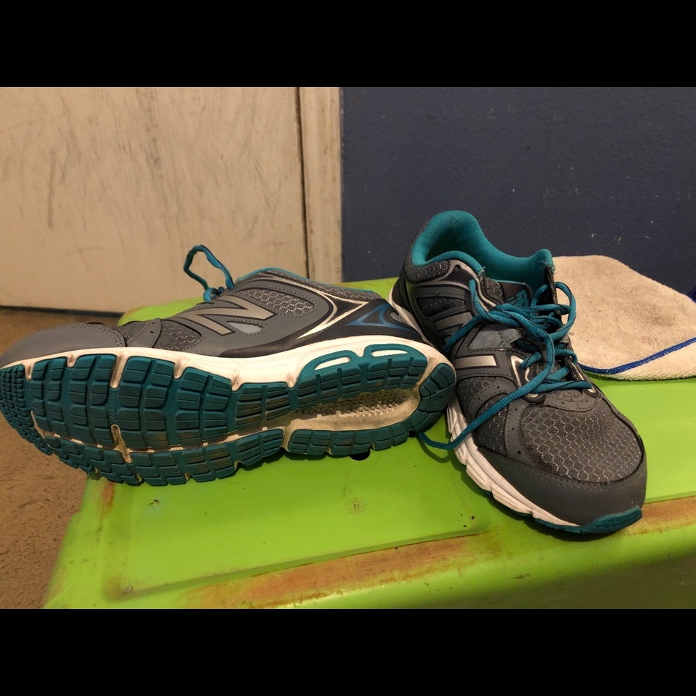 New Balance tennis shoes